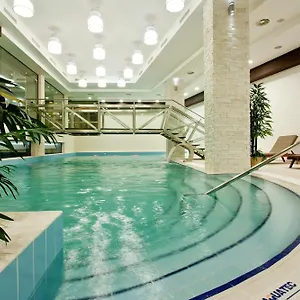 4* מלון Earth & People & - Free Parking & Swimming Pool